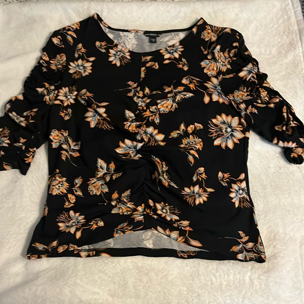 Black floral print GUESS crop top never worn without tags crop top!
